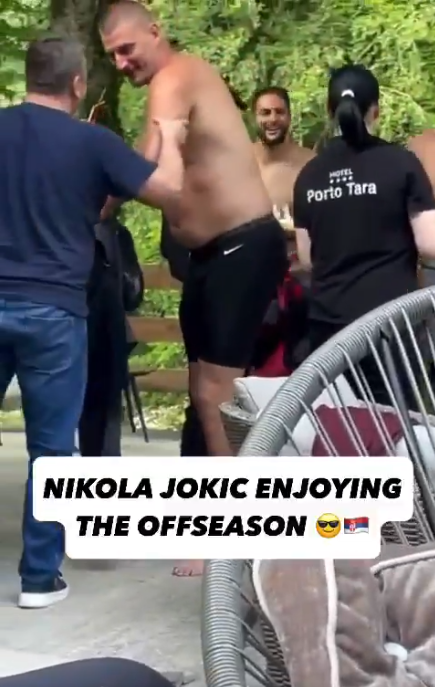 约基奇休赛期玩儿漂流大肚子明显,美媒:要是东契奇得被交易了