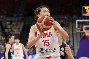 一柱擎天！韩旭上半场8中4得到8分4篮板2盖帽