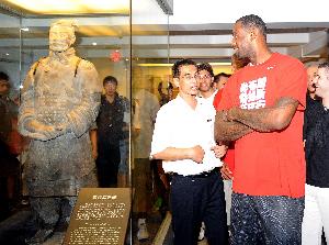 开云体育-久违了!詹姆斯时隔六年再次造访中国 上次是19年参加NBA中国赛