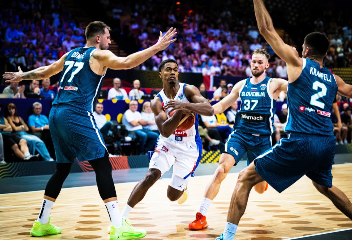 开云在线-垃圾时间刷分!男篮欧锦赛离谱1幕:跟东契奇握手后 继续上篮得分