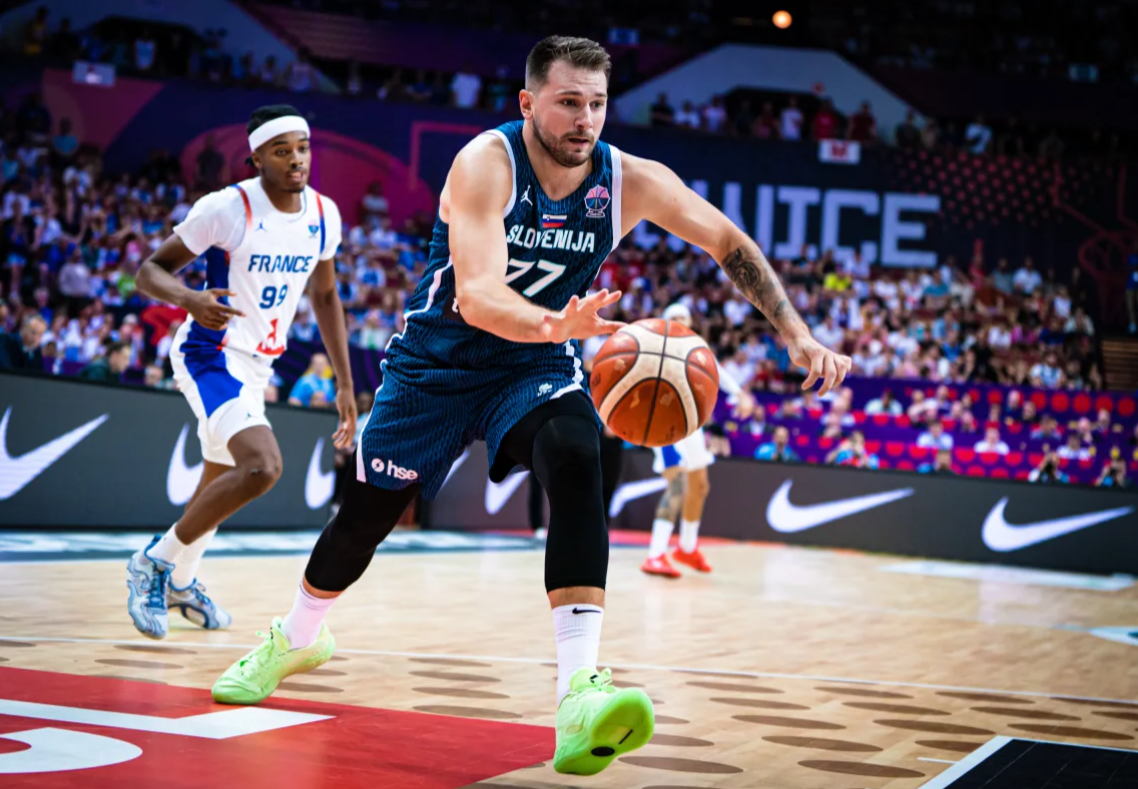 开云在线-垃圾时间刷分!男篮欧锦赛离谱1幕:跟东契奇握手后 继续上篮得分