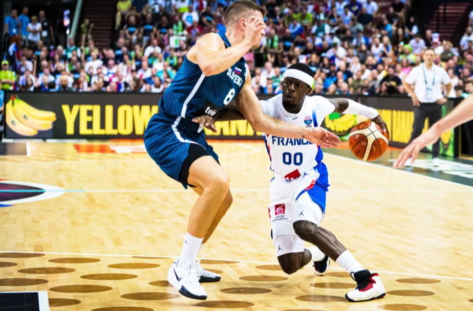 开云在线-垃圾时间刷分!男篮欧锦赛离谱1幕:跟东契奇握手后 继续上篮得分