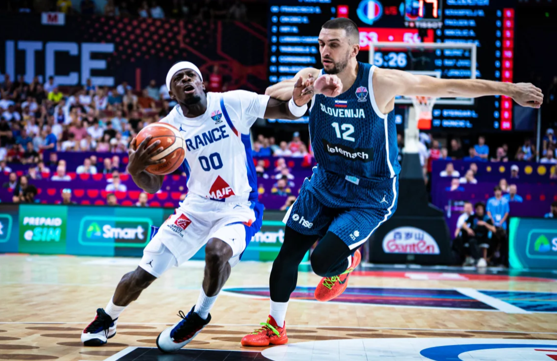 开云在线-垃圾时间刷分!男篮欧锦赛离谱1幕:跟东契奇握手后 继续上篮得分