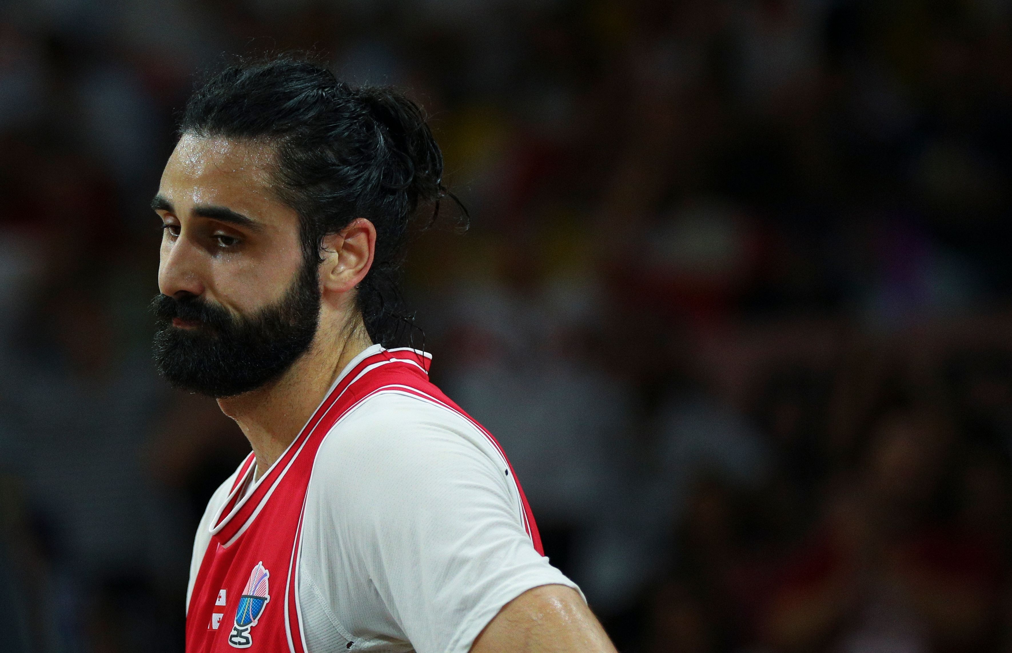 开云在线-心态崩了!比塔泽&申格利亚相继出现大动作被吹违体 均提前离场