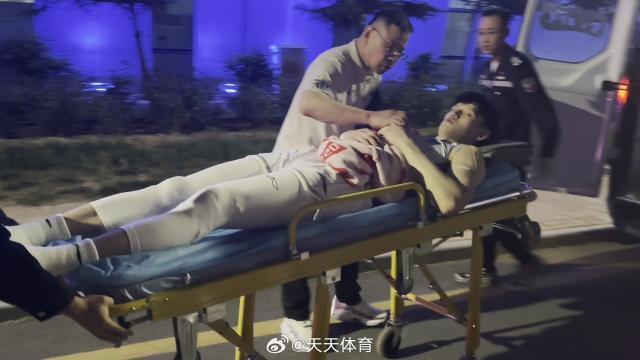 开云官网-曾凡博空中被撞翻腰椎骨折！山西北京G2判罚引众怒